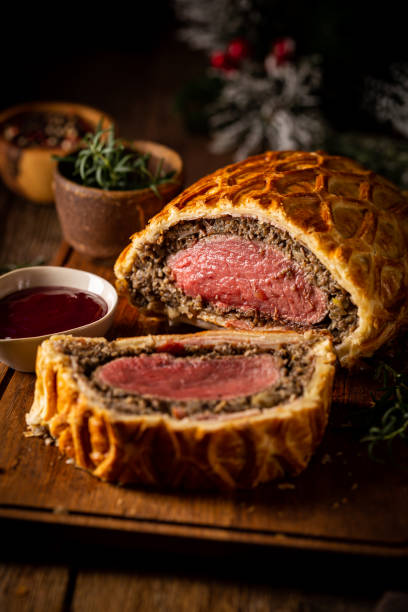 perfekte hausgemachte rindfleisch wellington - beef pie stock-fotos und bilder