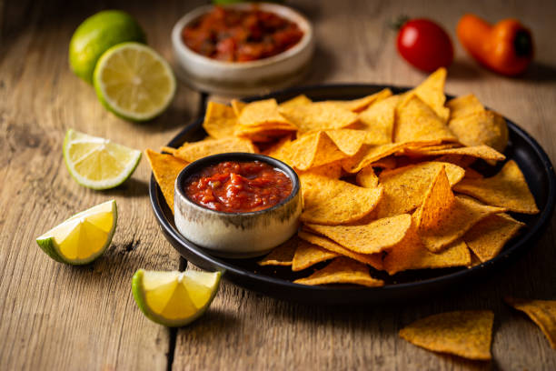 tigela de chips nachos - texmex - fotografias e filmes do acervo