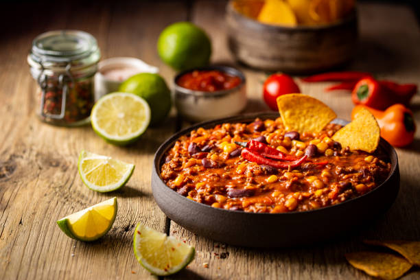 mexican chili with meat - chili food bowl ready to eat imagens e fotografias de stock