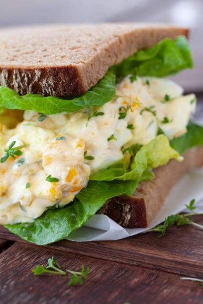 slices of bread with egg salad - egg salad sandwich eggs salad full imagens e fotografias de stock
