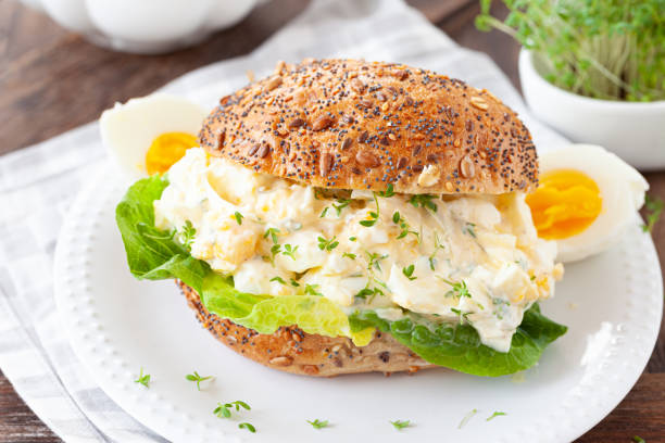 달걀 샐러드를 곁들인 롤빵 - egg salad sandwich eggs salad full 뉴스 사진 이미지