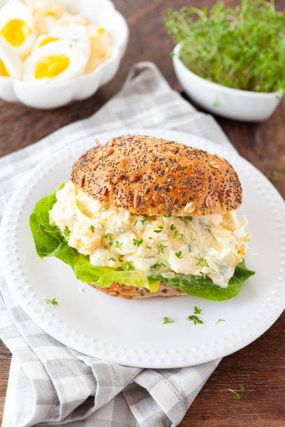 bread roll with egg salad - egg salad sandwich eggs salad full imagens e fotografias de stock