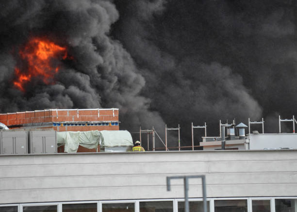 giftiges rauchgas bei bränden - flue gas stock-fotos und bilder