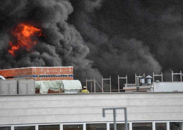 toxic flue gas in fires - flue gas imagens e fotografias de stock