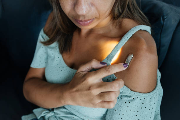 mujer inicializando un sujetador inteligente de la medicina del futuro - ordenador para utilizar como accesorio fotografías e imágenes de stock