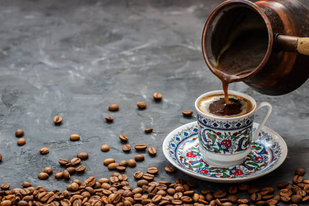 concetto di caffè turco, tazza di caffè con chicchi di caffè su sfondo di pietra scura - coffee coffee bean coffee grinder cup foto e immagini stock