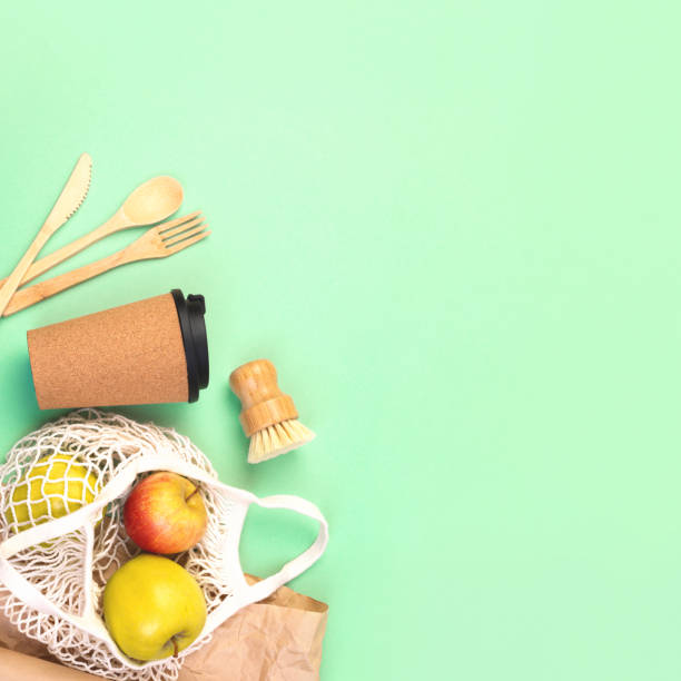再利用可能な木製カトラリー、コルクマグカップ、リンゴ付き食料品袋。 - bamboo color image copy space cork ストックフォトと画像