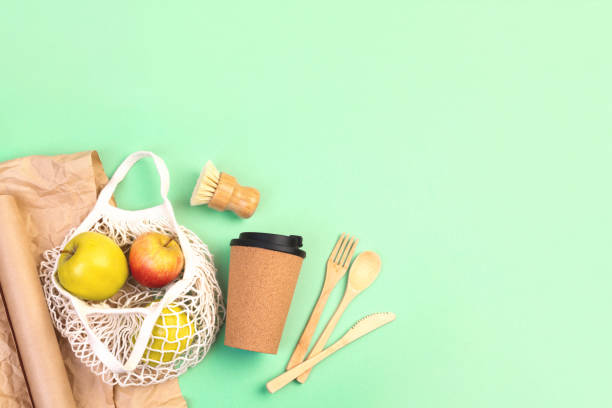 再利用可能な木製カトラリー、コルクマグカップ、リンゴ付き食料品袋。 - bamboo color image copy space cork ストックフォトと画像