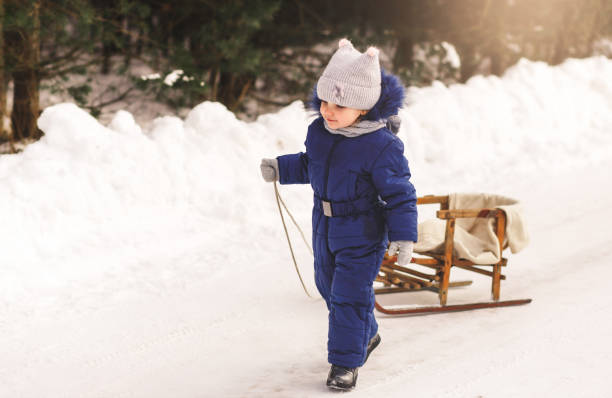 menina linda inverno na floresta em um passeio - playground snow winter little girls - fotografias e filmes do acervo