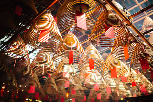 マンモー寺院香港 - burning temple incense buddhism ストックフォトと画像