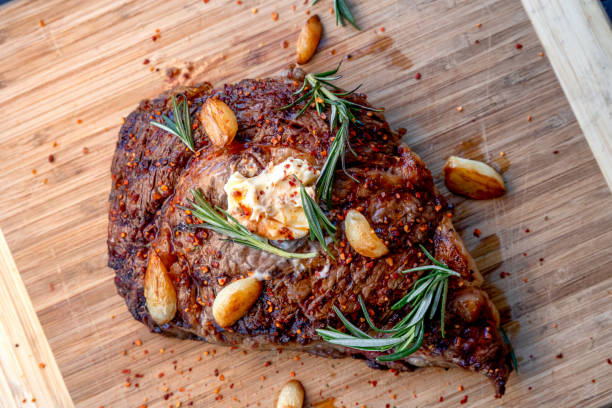 로즈마리, 마늘 정향, 버터, 파프리카로 노련한 나무 도마위에 누워 있는 숯불 그릴 바로 그 꺼낼 수 있는 리피 스테이크 - steak close up grilled skirt steak 뉴스 사진 이미지