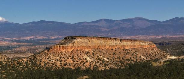большое плато с фоновым горным хребтом - new mexico landscape arid climate plateau стоковые фото и изображения