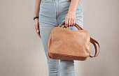 kaukasierin-mit-brauner-tasche-zu-hause.jpg?b=1&s=170x170&k=20&c=I2xWRtDJ1-1qhD9NKcPEc_WmuUY5ZMjg12H8tT-u3pk=