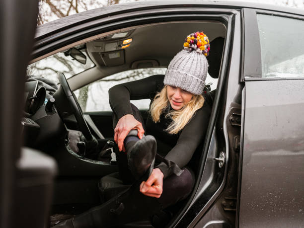 istock Young woman getting ready to surf in winter 1303056535