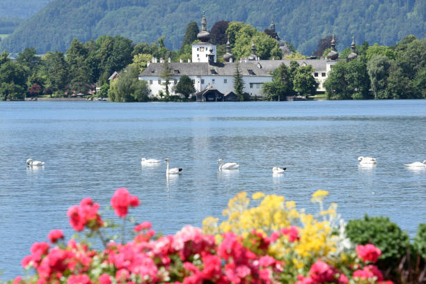 le château du lac ort - salzkammergut photos et images de collection