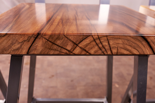 mesa artesanal hecha de madera y resina epoxi photo