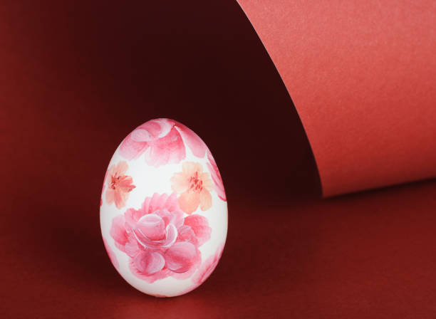 ostereier mit rosa blumenmuster auf rotem hintergrund - chicken egg flash stock-fotos und bilder