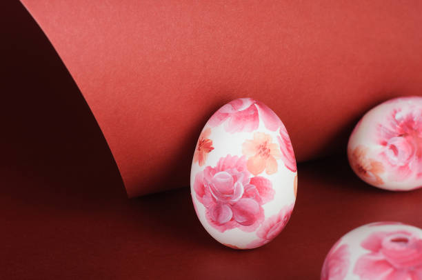 ostereier mit rosa blumenmuster auf rotem hintergrund - chicken egg flash stock-fotos und bilder
