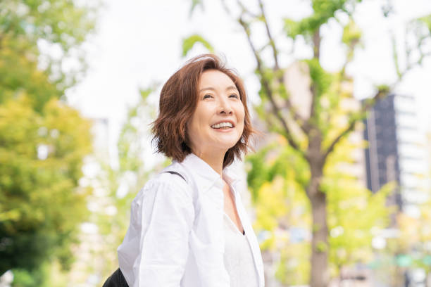 年上の女性, 笑顔 - 日本人 ストックフォトと画像