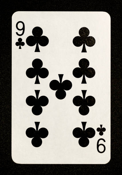 黒の上にカードをプレイするクラブの9 - nine of spades ストックフォトと画像