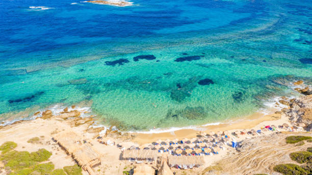 luftaufnahme am strand von tigania in griechenland. - vacations halkidiki beach sand stock-fotos und bilder