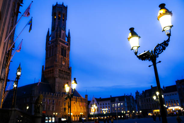 belfort em bruges à noite, uma cidade do patrimônio mundial belga - bruges belgium history scenics - fotografias e filmes do acervo