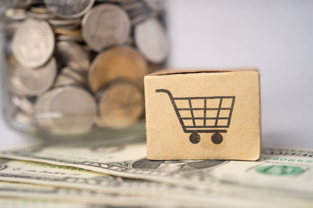 Shopping cart logo on box with US dollar banknotes background; Banking Account, Investment Analytic research data economy, trading, Business import export online company concept. logotipo del carrito de la compra en la caja con fondo de billetes en dólares estadounidenses; cuenta bancaria, economía de datos de investigación analítica de inversión, comercio, concepto de empresa en línea de exportación de importaciones de nego