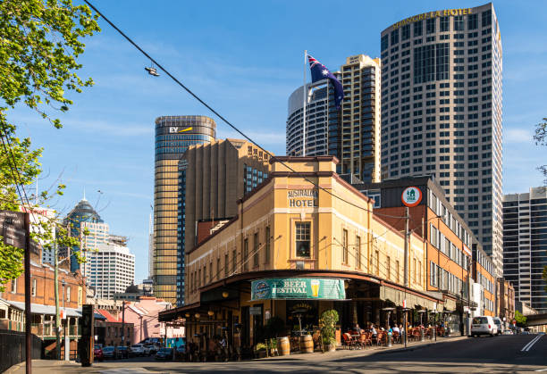 la arquitectura tradicional del hotel y pub australian heritage contrasta con las torres modernas en el distrito de sydney rocks en un día soleado - sydney australia the rocks australia architectural styles fotografías e imágenes de stock