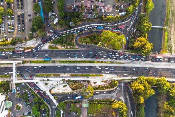 blick von oben auf den straßenverkehr im herzen des geschäftsviertels von jakarta entlang der sudirman avenue in indonesien - schwellenländer stock-fotos und bilder