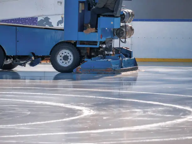 Ice resurfacer smoothing and polishing the surface of the Cismigiu ice rink