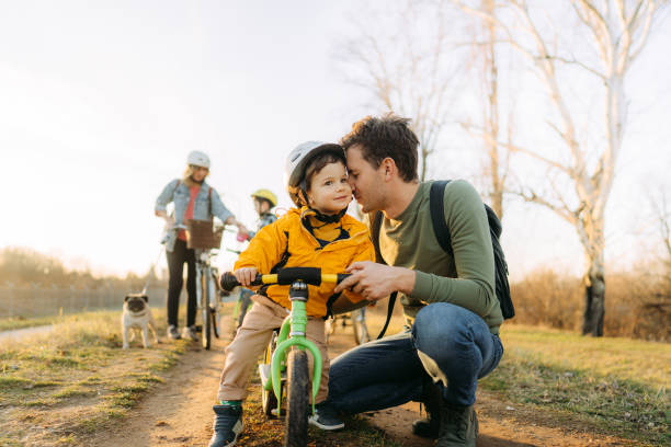 min första cykeltur - parents children cargo bike bildbanksfoton och bilder