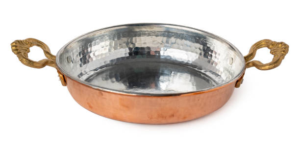 casserole de cuisson de cuivre d’isolement sur le fond blanc - copper pans photos et images de collection