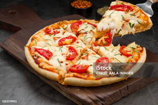 Pizzamargerita Hình ảnh Sẵn có - Tải xuống Hình ảnh Ngay bây giờ - Pizza, Phô mai - Sản phẩm từ sữa, Mozzarella - Phô mai