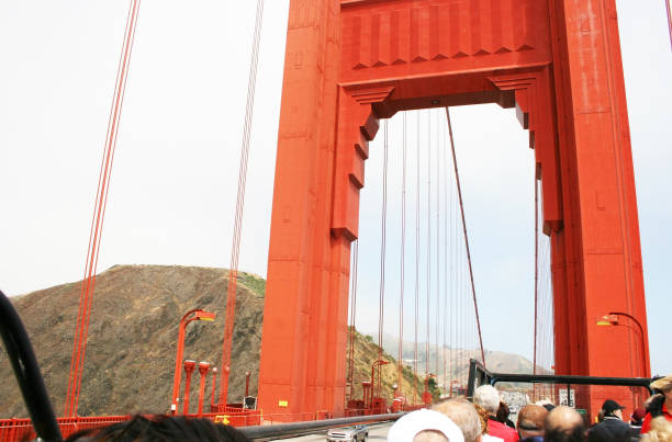 ゴールデンゲートブリッジを通るツアーバス - golden gate bridge bridge san francisco county summer ストックフォトと画像