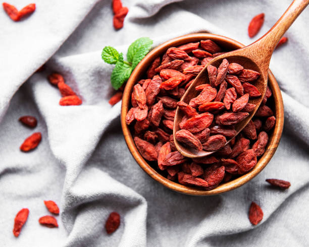 bacche di goji rosse secche per una dieta sana. - healthy eating preserved food state red foto e immagini stock