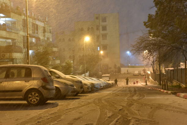 nieve en jerusalén 18 de febrero de 2021: nieve en la calle después de la enorme nevada en la nieve en jerusalén 18 de febrero de 2021, israel - middle human age leaf tree fotografías e imágenes de stock