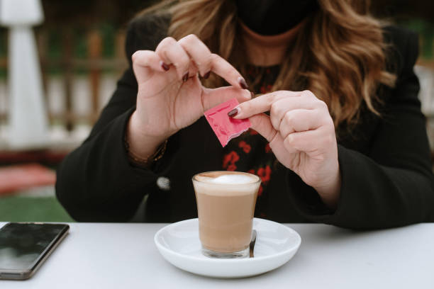 หญิงสาวกําลังดื่มกาแฟ - น้ำตาลเทียม ภาพสต็อก ภาพถ่ายและรูปภาพปลอดค่าลิขสิทธิ์