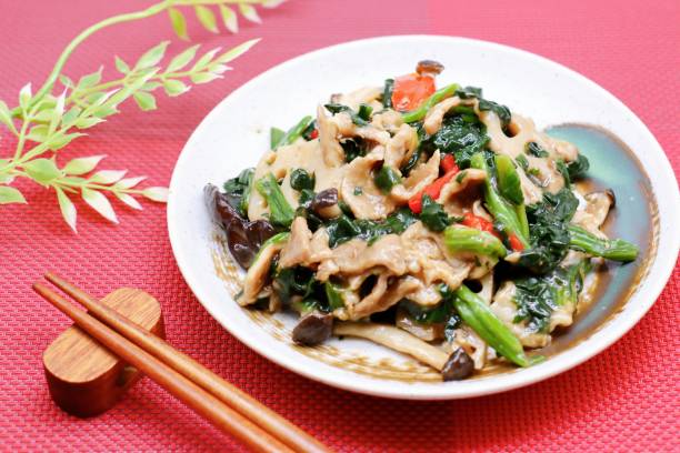 Stir-fried spinach, pork and wood ear Chinese style stir-fried vegetables and pork. auriculariales photos stock pictures, royalty-free photos & images