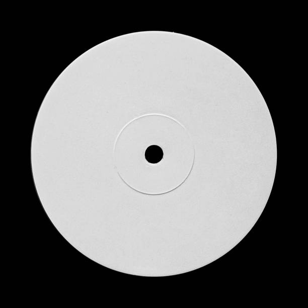 white blank vinyl record disc label sticker template mock up. isolato su nero - supporto per audio analogico foto e immagini stock