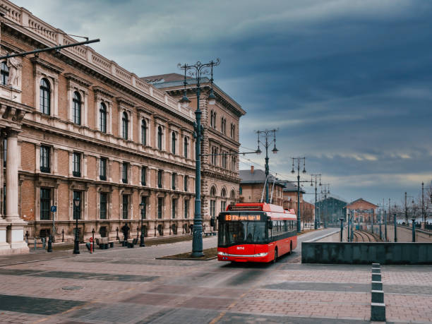 un trolleybus moderne dans le centre historique de budapest - bus speed transportation public utility photos et images de collection