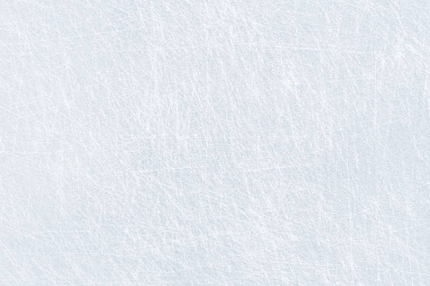 Ice background texture and snow surface with marks and lines from skating. Ice hockey rink, arena or stadium from top view. Light blue frost wallpaper. Rough frosty traces from winter sport. Icy lake. textura de fondo de hielo y superficie de nieve con marcas y líneas de patinaje. pista de hockey sobre hielo, arena o estadio desde la vista superior. fondo de pantalla de escarcha azul claro. rastros helados ásperos del deporte de invierno.