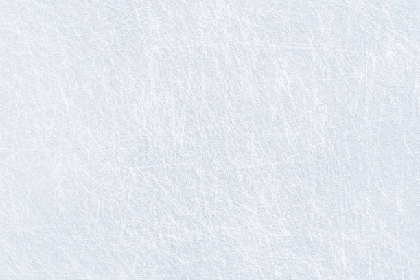 textura de fondo de hielo y superficie de nieve con marcas y líneas de patinaje. pista de hockey sobre hielo, arena o estadio desde la vista superior. fondo de pantalla de escarcha azul claro. rastros helados ásperos del deporte de invierno. - ice rink fotografías e imágenes de stock