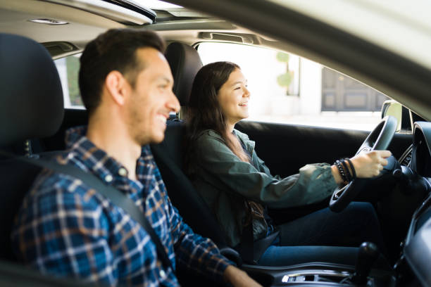 good-looking dad and teenage girl driving together - conduzir imagens e fotografias de stock
