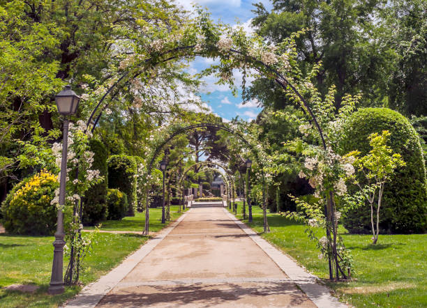 giardino formale - fountain landscaped ornamental garden flower bed foto e immagini stock