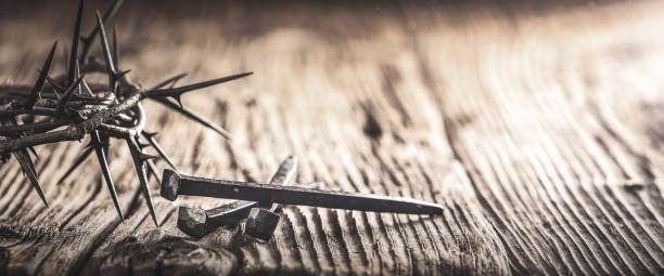 três espinhos de crucificação mesa de madeira com coroa de espinhos - christ thorn - fotografias e filmes do acervo