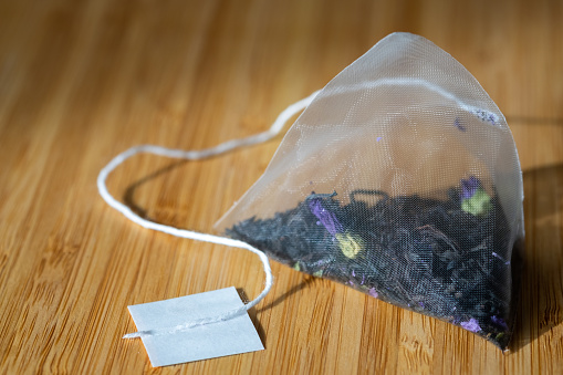 A biodegradable pyramid tea bag, filled with whole black leaf tea, flavoured with bergamot and blue malva flowers, to create the distinctive and popular Earl Grey drink. The plastic free bag makes it an environmentally friendly product, that can be disposed of as biodegradable compost. The intricate and tiny holes of the triangular bag enables the tea to infuse effectively. A strand of string is attached to the bag to be able to lift it into and out of boiling water.