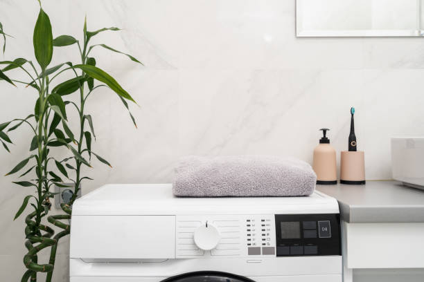 toallas limpias en lavadora automática en el baño - machine teeth fotos fotografías e imágenes de stock