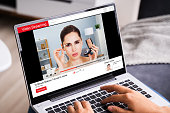 frau-blick-auf-online-umfrage-laptop-computer.jpg?b=1&s=170x170&k=20&c=fiDcz-Vv-QYRnMPtrhWsjTiaRTKPFMGKWjy4ikh3lXA=