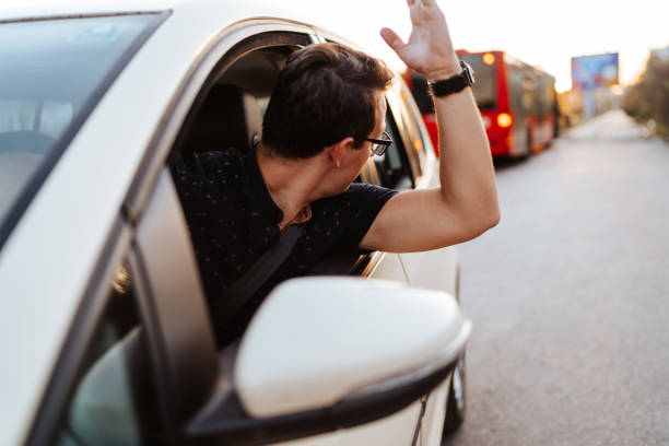 zły kierowca kłócący się i gestykulujący - driving car traffic men zdjęcia i obrazy z banku zdjęć