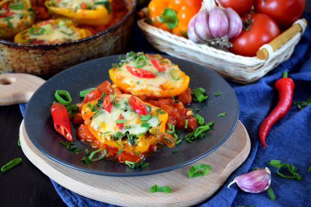 peperoni ripieni - stuffed stuffed pepper pepper bell pepper foto e immagini stock